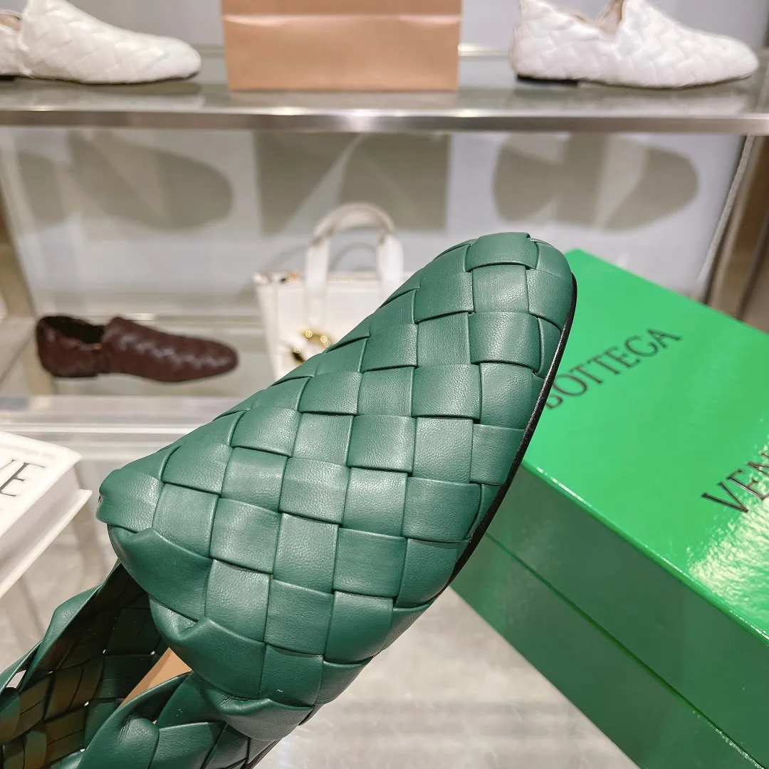 [BV] Top P: 760💰Size for couples: 35-44 (Female 34.40.41. Male 38 45. Custom-made and non-returnable) (Bottega Veneta) Genuine leather outsole classic woven beanie shoes, set of feet and heels for two wears Blessed are the little feet👣👣Comfortable casual shoes that can be worn all year round, made of imported first-layer sheepskin➕fine-quality sheepskin leather, imported sheepskin lining, luxury genuine leather outsole [rose][rose], Bottega Veneta is an Italian luxury brand. Made using traditional Italian leather craftsmanship. .